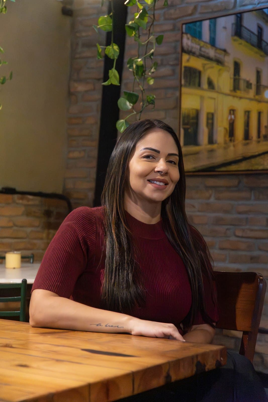 Giséli Andrade, psicóloga, sorrindo em ambiente acolhedor