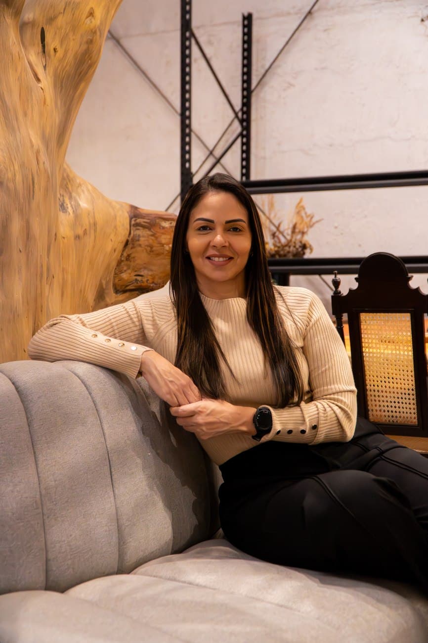 Giséli Andrade em ambiente acolhedor